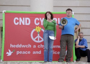 Banner CND la o demonstrație din 2008 la Cardiff