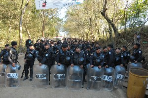 Hundreds of police in riot gear approach the Puya during the attempted eviction. (GHRC)