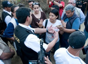 Yolanda Oquelí negotiates with the Interior Ministry to avoid a violent eviction. (GHRC / Rob Mercatante)