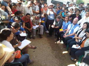  A dialogue round-table is initiated at the roadblock. (Radio Punto)