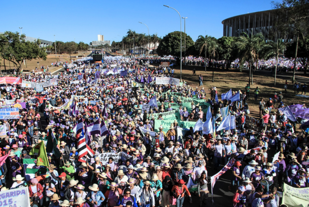 The Margaridas march approaches the Congress in Brasilia on August 13. (WNV/Mídia NINJA)