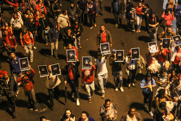 Los manifestantes llevan carteles en homenaje a las personas que murieron en la masacre dirigida por agentes de la policía en la marcha contra la destitución de São Paulo el 20 de agosto (Midia NINJA)