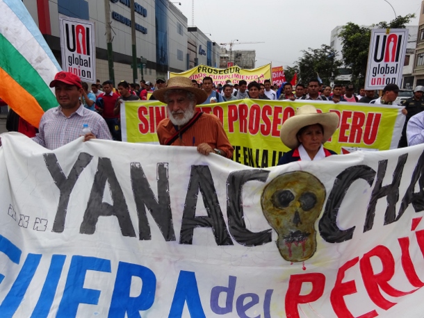 Activistul și scriitorul Hugo Blanco merge alături de Máxima Acuña, care a atras atenția internațională pentru că a denunțat hărțuirea pe care a suferit-o pentru că a refuzat să-și vândă terenul companiei Yanacocha. (WNV/David Wilson)