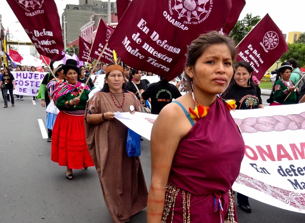 Se estimează că 5,000 de persoane au mărșăluit către conferința Băncii Mondiale și a FMI, inclusiv membri ai zeci de organizații sindicale, feministe, indigene, de mediu, de tineret și agricole. (WNV/Michael Wilson)