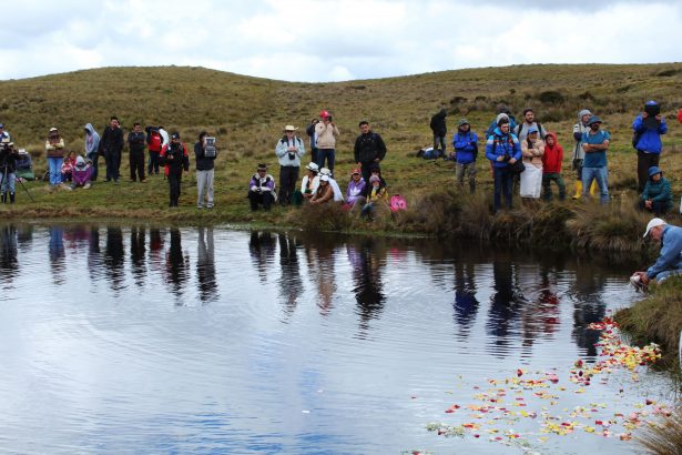 People gathering along Kimsacocha Lagoon for a gratitude and spiritual ritual, commemorating the symbolic declaration of the province’s moorlands as “mining-free territories.” (WNV/Andrea Ávila)