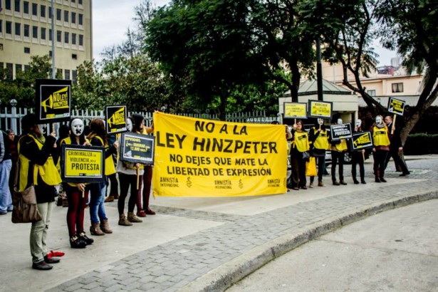 A protest by Amnesty International, Greenpeace and Accion outside of Chile's Congress to revoke the Hinzpeter law on August 6. (WNV/Gabriela Penela)