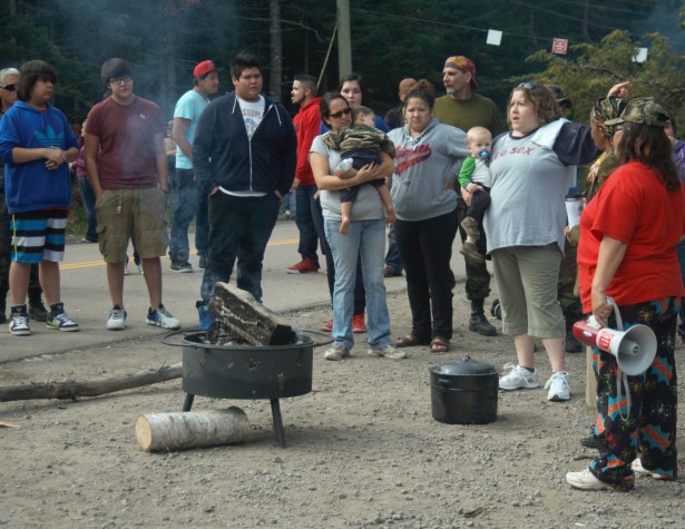 A community meeting at the encampment in Rexton, New Brunswick. (WNV / Carolyn Gray)