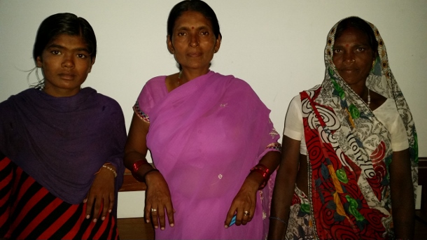 Shobha (center) with daughter Deepika (left) and associate Rekha (right) before the Lucknow rally against the incarceration of the opponents of the Kanhar dam in July 2015. (WNV/Pushpa Achanta)