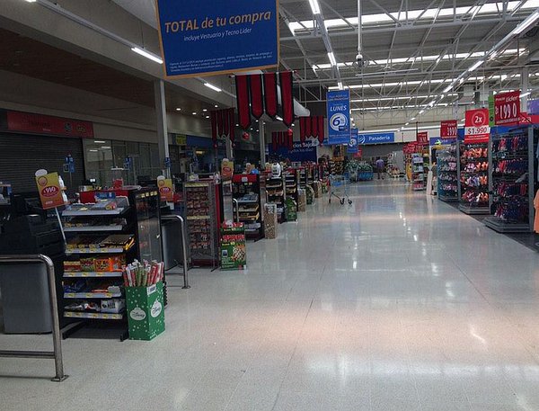 A photo of an empty Lider, one of the supermarkets that was boycotted, on January 10. (Twitter/Lucas Palape)