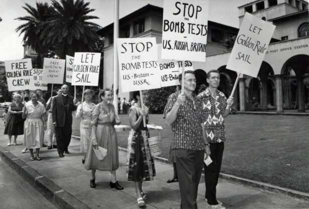 Golden Rule supporters in Hawaii protesting the crew's jailing in 1958. 