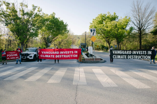 Manifestantes bloqueando a estrada que leva aos escritórios da Vanguard. 