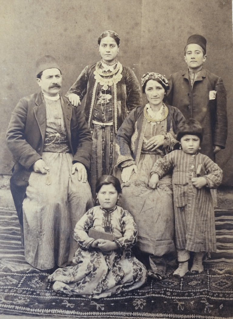 Армяне живущие в америке. Армянская семья. Традиционная армянская семья. Древняя армянская семья. Армянская семья в национальных костюмах.